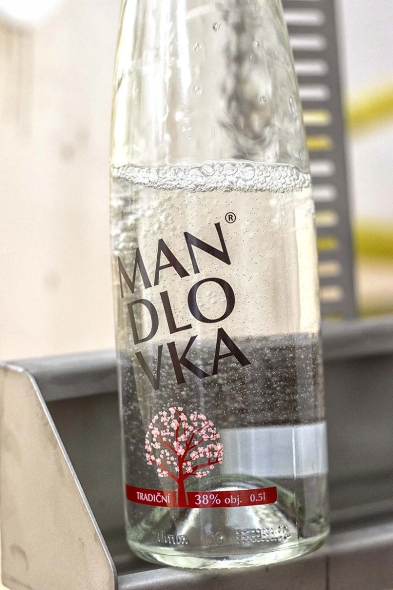 Sklenička s mandlovkou na kovové ploše