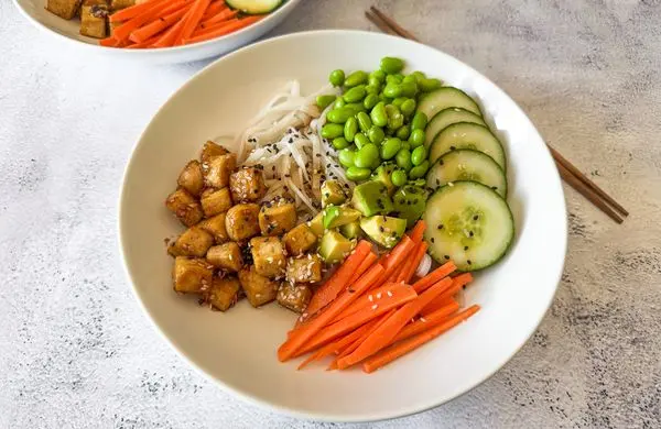 Mísa s uzeným tofuem, fazolíky edamame, okurkou a mrkví pro začátečníky.