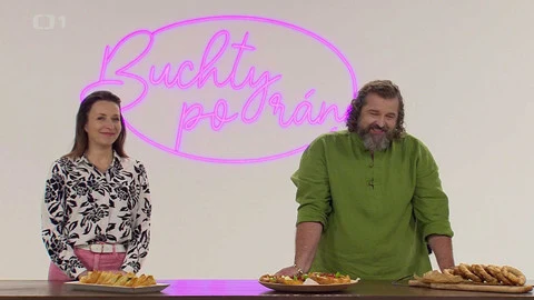 Dva moderátoři s kynutými palačinkami v pořadu Buchty po ráně.