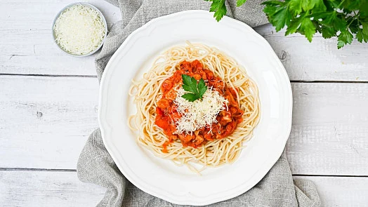 Uhlířské špagety s masovou omáčkou bez smetany na talíři.