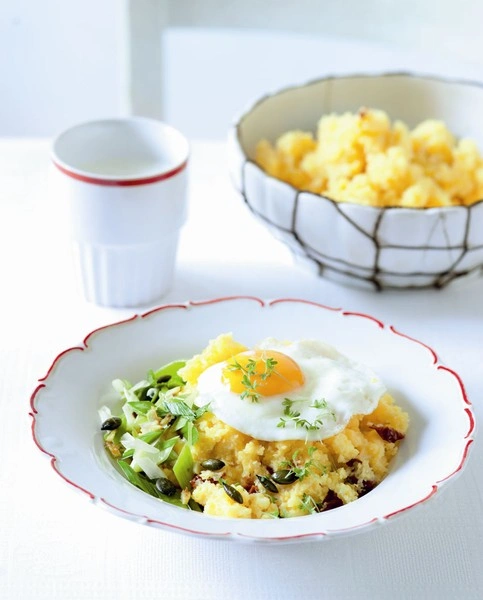 Kukuřičná polenta s vejcem a salátem na talíři