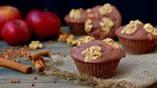 Čokoládové muffiny s vlašskými ořechy, jablky a hřebíčkem.