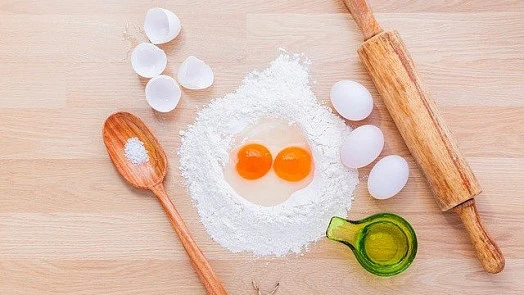 Suroviny na pečení: mouka, vejce, sůl, olej a váleček.