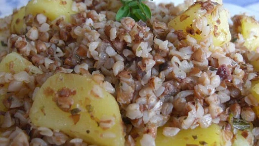 Pohanková kaše s bramborami jako výsledek receptu.