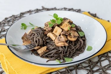 Tofu s těstovinami a houbami na talíři