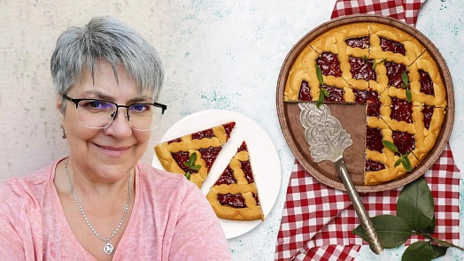 Žena s koláčem z lineckého těsta se švestkami.