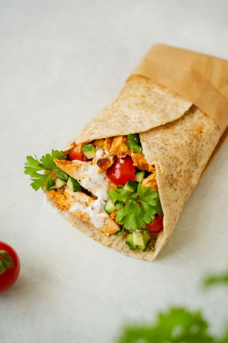 Domácí kuřecí kebab s zeleninou a omáčkou v celozrnném placku.