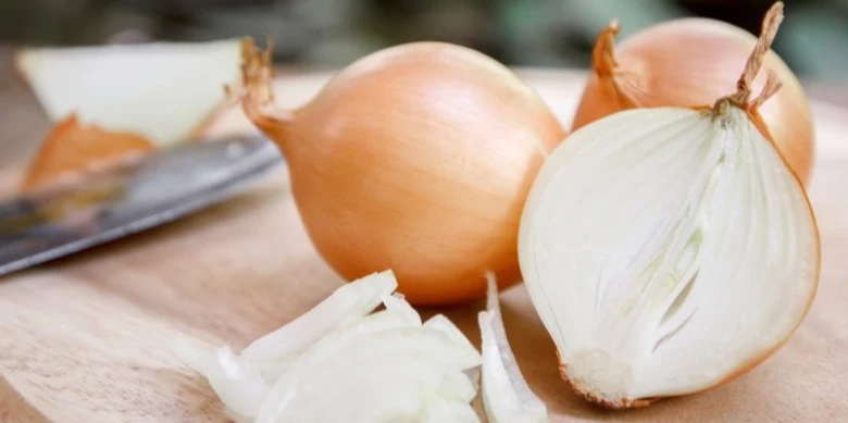 Cibule celá i nakrájená na francouzskou cibulačku.