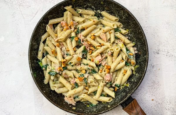 Pasta s baby špenátem, tuňákem a kukuricí v pánvi.