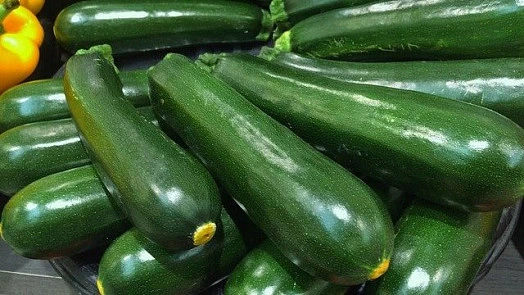 Čerstvá zelená cuketa připravená pro recept bez masa.