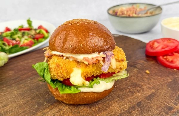 Burger s křupavou náplní, salátem a kořeněnou zeleninou.