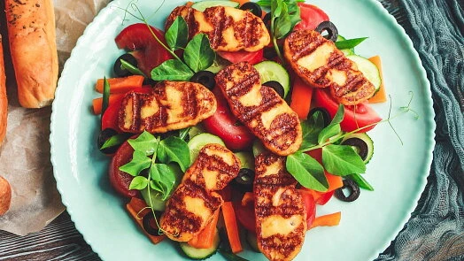 Grilovaný sýr halloumi na salátu se zeleninou.
