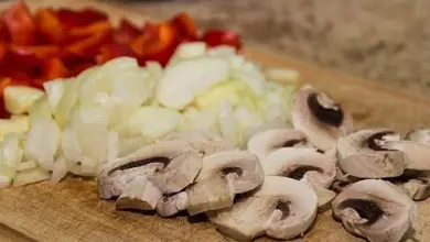 Naše zelenina pro výbornou polévku: nakrájené papriky, cibule a houby.