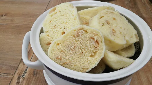 Připravené knedlíky z rohlíků s ovocem v hrnci
