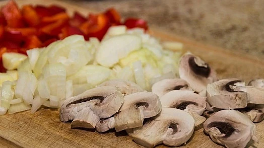 Nakrájené zelenina pro lečo: paprika, cibule a houby.