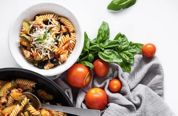 Mísa s penne, kuřecím masem, rajčaty a bazalkou